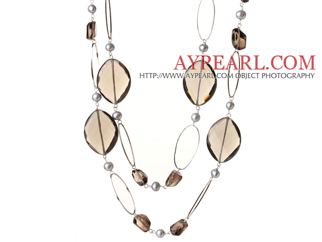 Belle forme longue ovale de style naturel quartz fumé et gris perle collier de perles