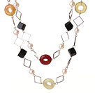 Belle Forme Style Long White Pearl Rhombus agate noire et collier coloré Trois Jade