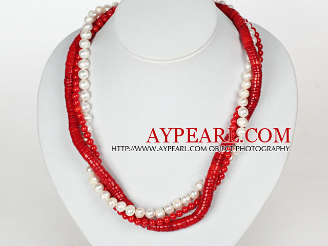 Tre Strands Hvit Pearl og Red Coral Halskjede med Moonlight Clasp