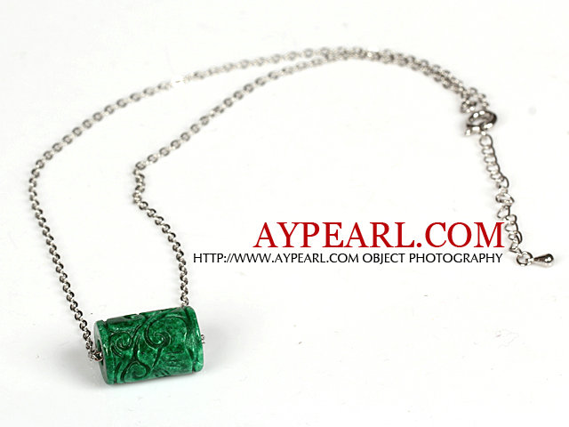 メタルチェーンを持つ円筒状のグリーンの宝石用原石のペンダントネックレス