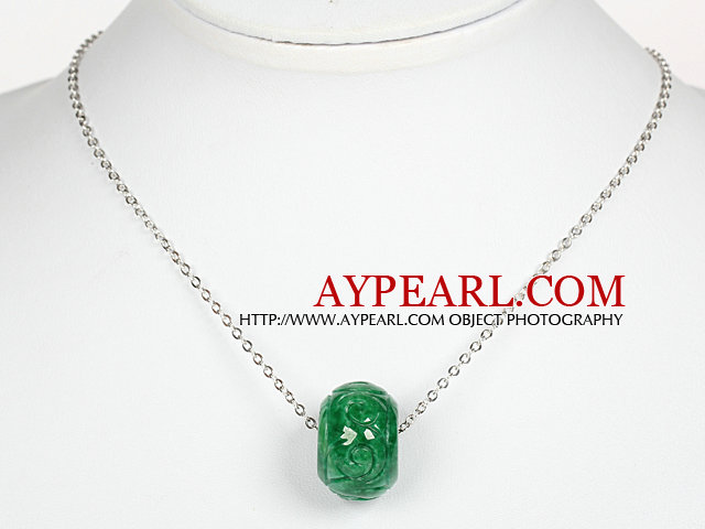 メタルチェーンと緑の宝石用原石のペンダントネックレス