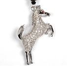 Collier avec pendentif cheval en or blanc plaqué avec chaîne en métal