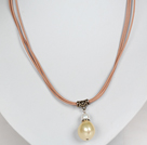 Couleur de la lumière jaune de pommes de terre Forme Perles Shell mer collier pendentif en cuir