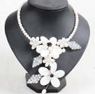 Gorgeous vakker hvit Series Natural Pearl Crystal Shell Flower Statement partiet halskjede