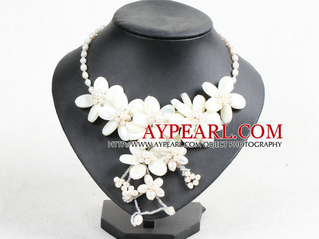 Skjønn Vakker Natural White Ferskvann Pearl Hvit Lip Shell Flower Statement partiet halskjede