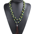 Mode Het Försäljning Potato Form Natural Green Series Kelly Grön Pearl Långt halsband med Mocka Tassel (Tassel kan tas bort)