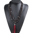 Mode Het Försäljning Potato Shape Natural Black Series Pearl Långt halsband med Mocka Tassel (Tassel kan tas bort)