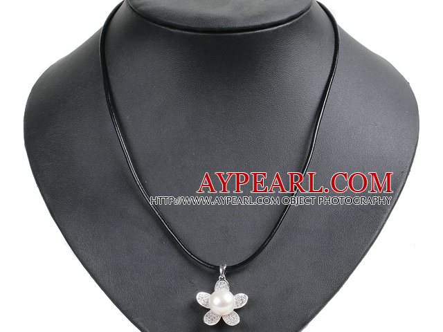 Simple Elegant Natural Big White Ferskvann Pearl Flower Pendant Leather Halskjede