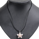 Simple Elegant Natural Big Flesh Pink Freshwater Pearl Flower Pendant Leather Halskjede