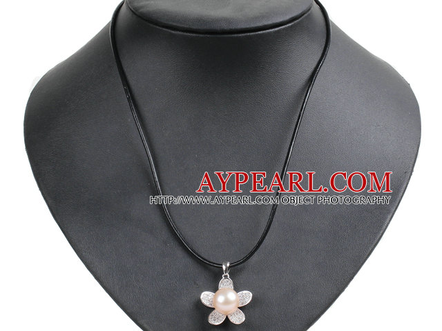 Simple Elegant Natural Big Flesh Pink Freshwater Pearl Flower Pendant Leather Halskjede