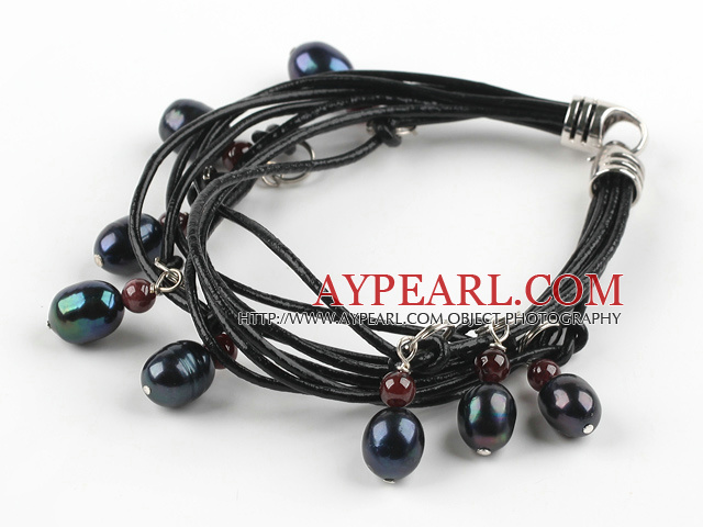 Beau style perle d'eau douce multi brins noir et bracelet en cuir grenat