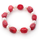 Enkelt Strand Oval Shape Red Coral og Round hvit ferskvannsperle Stretch Bangle Bracelet