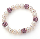 En Grade Rund Vit Sötvatten Pearl och violett färg STRASS Ball Stretch Beaded Bangle Armband