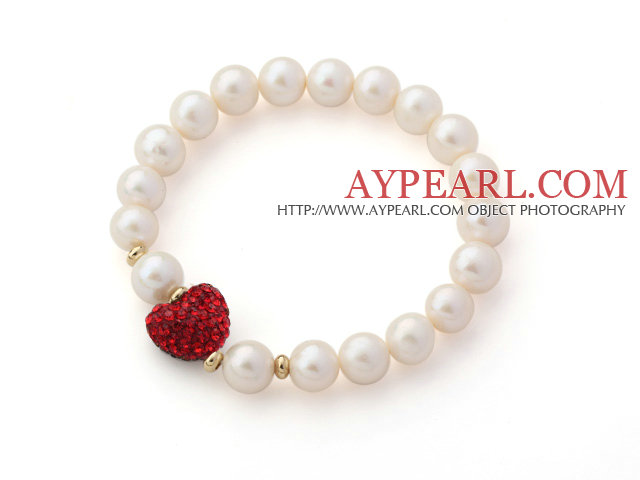 Une perle d'eau douce blanche ronde grade et la couleur rouge Coeur strass stretch perlée Bracelet
