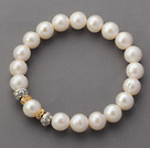 En Grade 9.5mm Round Vit Sötvatten Pearl och gula tillbehör Rhinestone Stretch Beaded Bangle Armband