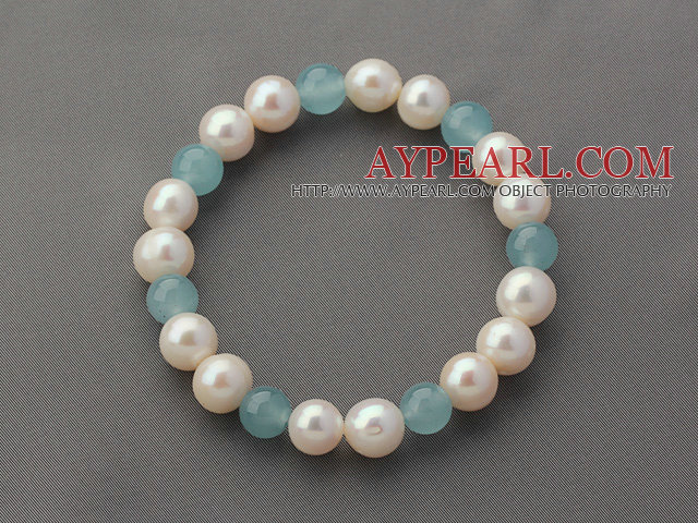 En Grade 9.5mm Round hvit ferskvannsperle og blå Jade Stretch Beaded Bangle Bracelet