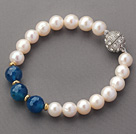 Une perle blanche d'eau douce ronde année perlé Bracelet avec agate bleue et or perle en métal de couleur