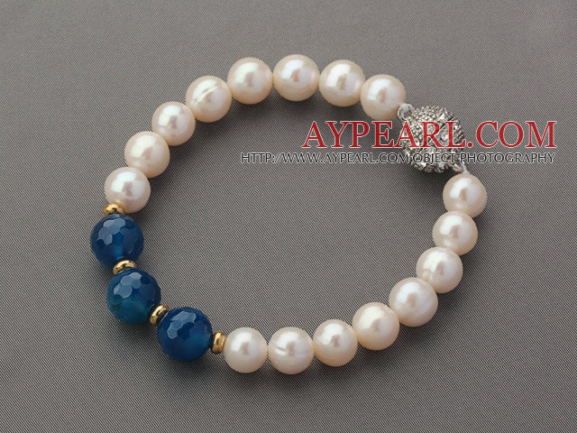 Une perle blanche d'eau douce ronde année perlé Bracelet avec agate bleue et or perle en métal de couleur