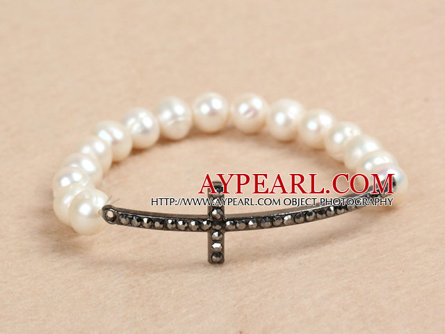 Hot Sale Natural White Ferskvann Pearl Stretch armbånd med Rhinestone Cross Charm