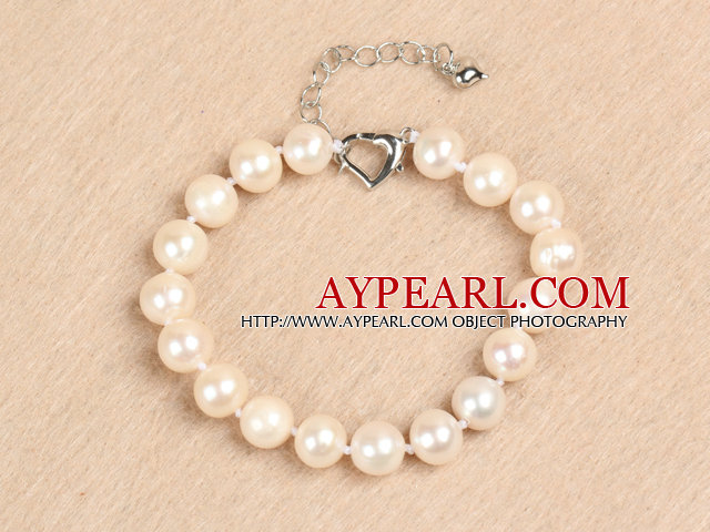 Elegant 9-10mm en klass Natural White Freshwater Pearl Armband med hjärta Lås