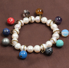 Summer Beach Smykker 9-10mm Natural White Pearl Elastisk / Stretch armbånd med Multi-Gemstone Beaded Charms