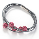 Couleur rose ronde 10mm boule de Rhinestone et le bracelet en cuir gris avec fermoir magnétique