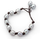 Classic Design 10-11mm Gray Freshwater Pearl Leather armbånd med brunt skinn