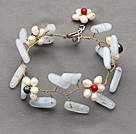 Nytt Design Hvit Freshwater Pearl og Coral Flower og lilla Agate Gul Color Wire Heklet armbånd