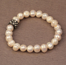 Enkel chic stil Natural White Freshwater Pearl Elastisk armband med Black Rhinestone tillbehör