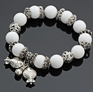 Sjarmerende 12mm Round hvit porselen Stone Beaded armbånd med Tibet Silver Fish Ball Lucky Bag Charm Tilbehør