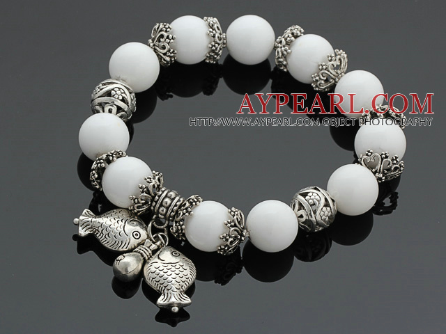 Sjarmerende 12mm Round hvit porselen Stone Beaded armbånd med Tibet Silver Fish Ball Lucky Bag Charm Tilbehør