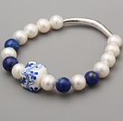 Elegant A-klasse naturlig hvit ferskvannsperle Lapis og utskårne Flower Porcelain armbånd med Tube Charm