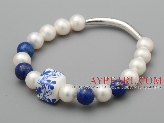 Elegant A Grade naturvit sötvatten pärla Lapis och snidade blomma Porslin armband med Tube Charm