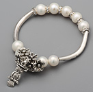 Fashion 8.5 - 9mm en klass Natural White Freshwater Pearl STRASS armband med Tube Flower Owl Charm Tillbehör