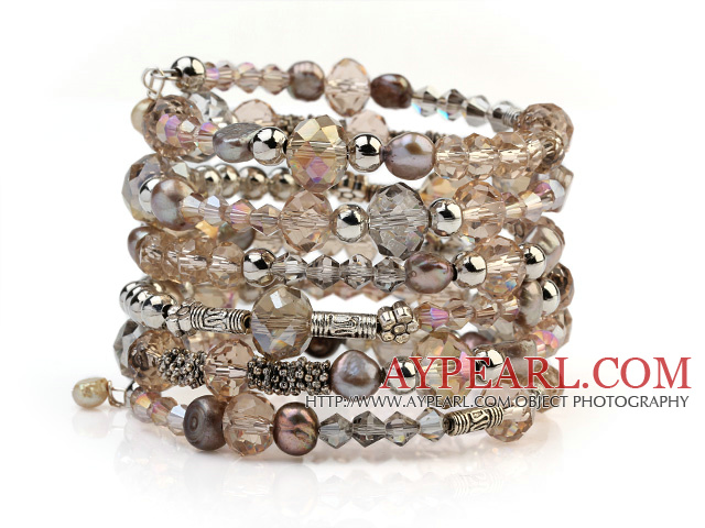 Fashion Multilayer Blister Ferskvann Pearl og Multi Color Crystal Wired Wrap Bangle armbånd med sølv farge runde perler