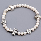 Lovely Soft 4 - 5mm hvit ferskvannsperle Beaded armbånd med Tibet Silver Hjerte Cross Charms