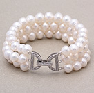 Hög kvalitet Tre Strands 7 - 8mm Natural White Freshwater Pearl pärlstav armband med Brev Lås