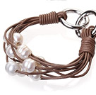 Mode multicouche 10 - 11mm blanc naturel perle d'eau douce Et Bracelet en cuir brun avec double anneau fermoir