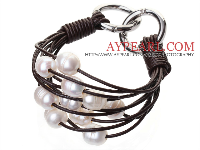 Beliebte Multi Strands Natürliche 10 -11mm Weiß Süßwasser-Zuchtperlen -und dunkelbraun Leder -Armband mit Doppel - Ring- Verschluss