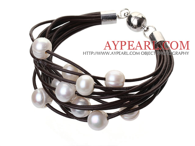 Fashion Multi 10 - 11mm Natural White Ferskvann Pearl og mørk brun skinn armbånd med magnetisk lås
