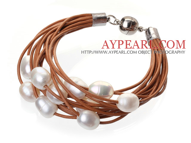 Mode Multilayer 10 - 11mm Natural White Freshwater Pearl och brunt läderarmband med magnetlås