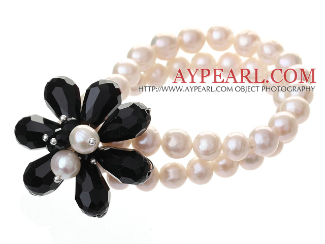 Fashion Dubbel Strands Natural White Freshwater Pearl och Fasett Black Teardrop Crystal Flower Bangle Armband