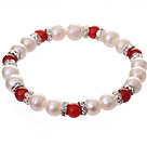 Fashion Natural White Ferskvann Pearl og Red Agate Round Beaded Elastisk armbånd med Silver Rhinestone Charms