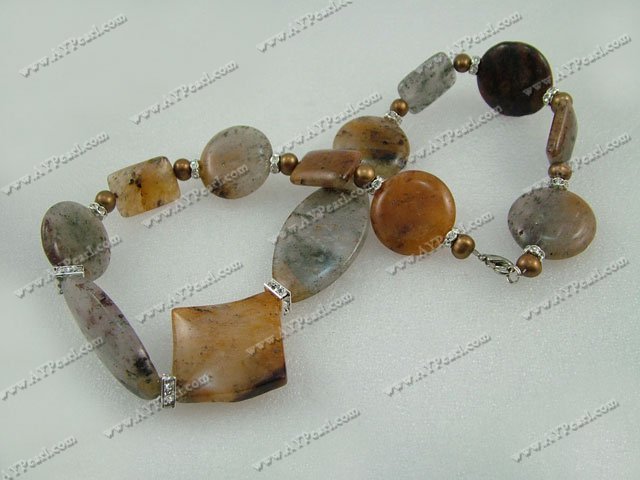 Collier de perles de pierre