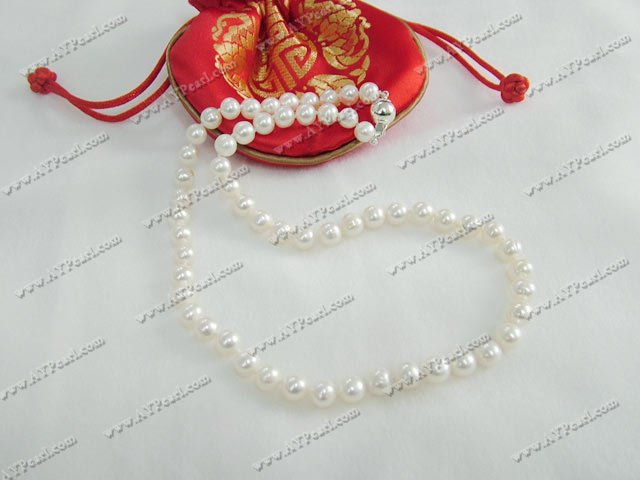 Classic Design White FW Pearl Beaded Necklace