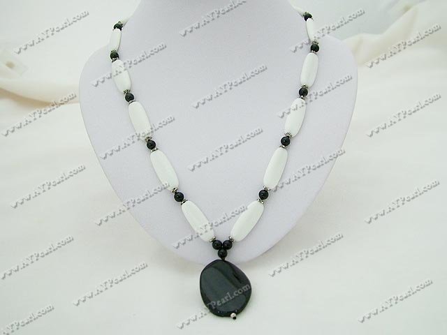 hvit stein svart agat halskjede