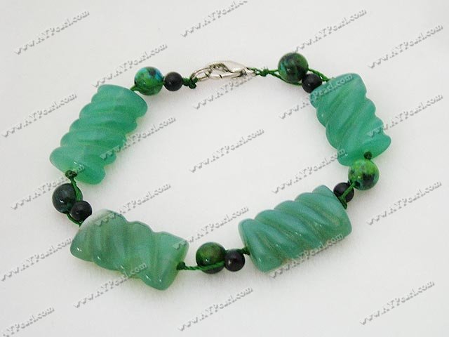 Skulpterade gröna agater armband