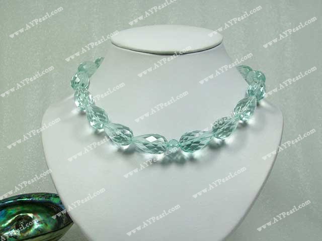 collier en cristal d'origine humaine