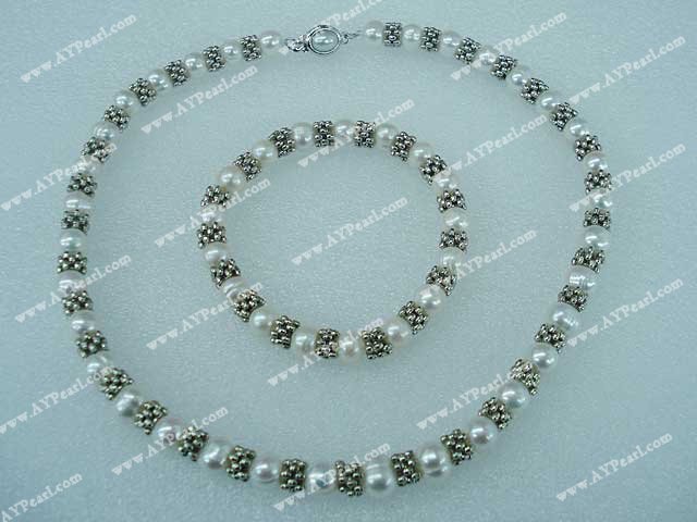 pearl necklace\bracelet