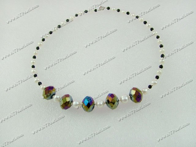 collier en cristal d'origine humaine